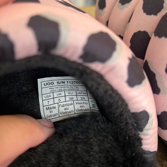UGG Maxi Slides, pink leopard platform puff, black lambs wool, size 7 women’s - Picture 13 of 13